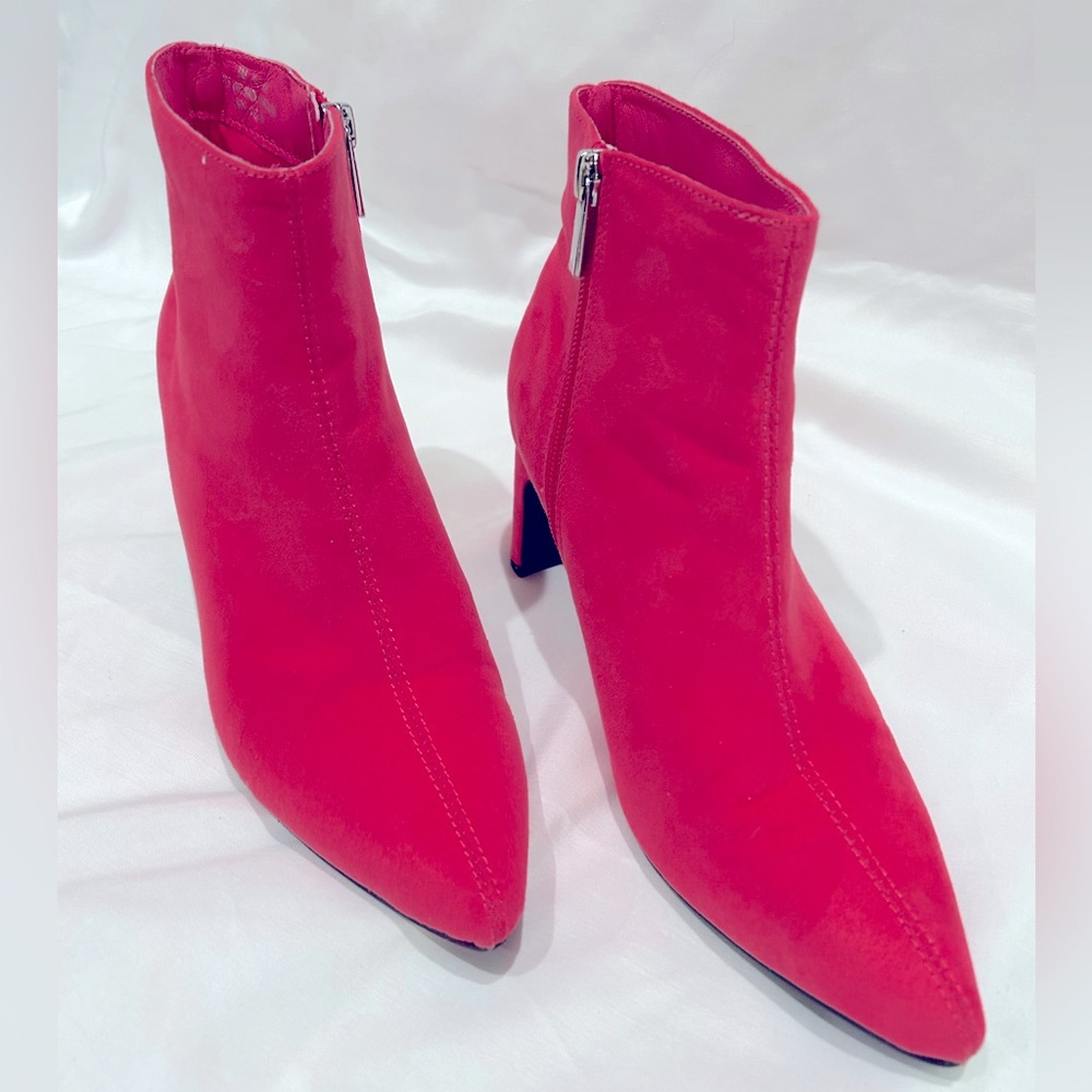 Comfort Brand, Hot Pink Velvet Booties size 8m